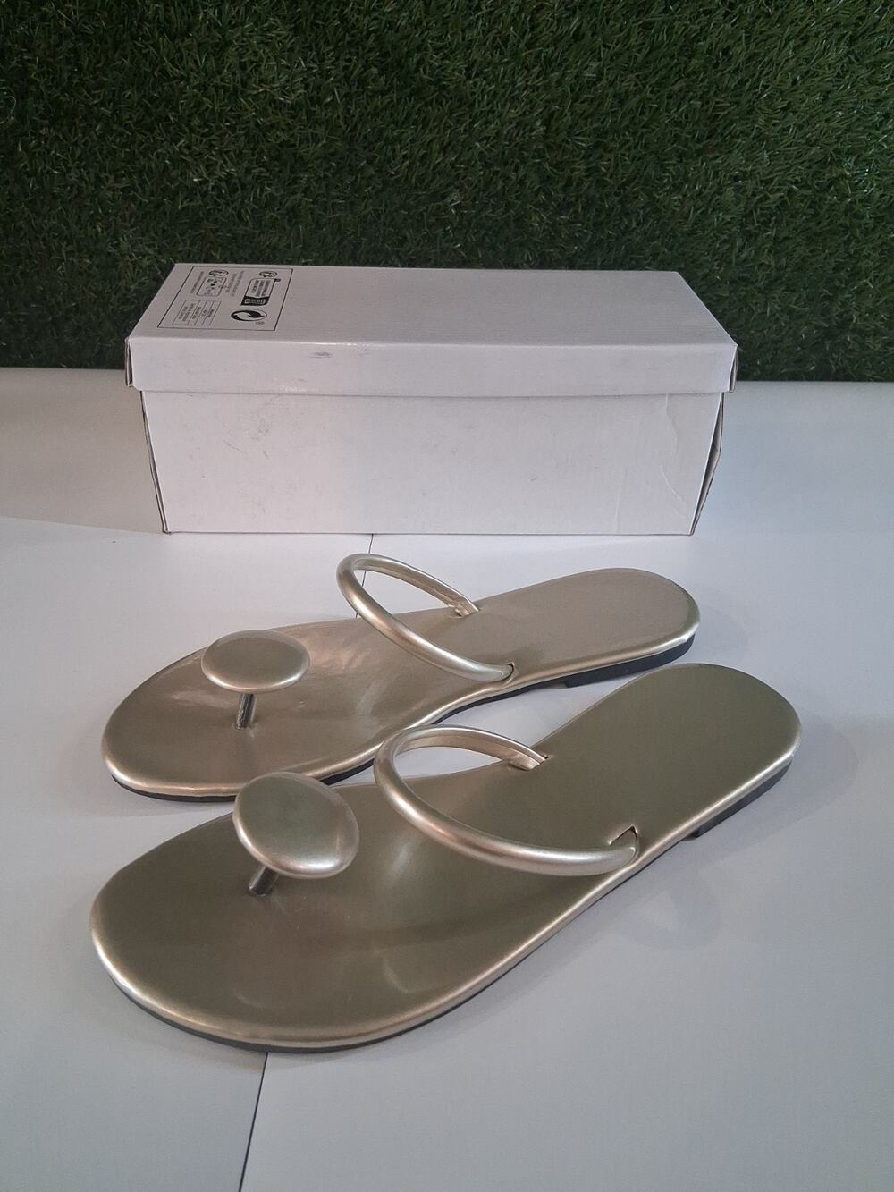 Champagne Gold Metallic Thong Sandals Flat Slip On Circle Detail Women 9 US